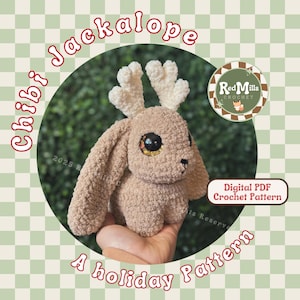 Könnte beinhalten: Ein beigefarbenes Chibi-Jackalope-Plüschtier mit großen, ausdrucksstarken Augen und cremefarbenen Geweihen. Das Bild zeigt Text mit der Aufschrift "Chibi Jackalope" und "A holiday Pattern" in einem kreisförmigen Design. Ein Etikett "Digital PDF Crochet Pattern" ist ebenfalls vorhanden.