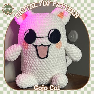 Puede incluir: Juguete de peluche blanco tejido a crochet con una cara de dibujos animados, que lleva gafas de sol negras y una lengua rosa que sobresale. El juguete está sentado sobre una superficie marrón y tiene el texto "Gojo Cat" escrito debajo.