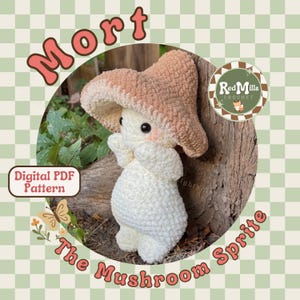 Pode incluir: Um sprite de cogumelo de crochê com um esquema de cores bege e branco. O cogumelo tem uma grande touca arredondada e um corpo pequeno. O texto "Mort" e "The Mushroom Sprite" são exibidos em uma fonte retrô. A imagem também inclui o texto "Digital PDF Pattern".