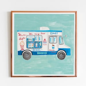 Puede incluir: Un camión de helados azul y blanco con las palabras "Mister Softee" y "The Very Best" en el lateral. El camión tiene una ventana con conos de helado, batidos y helados en su interior. El camión está sobre un fondo azul claro.