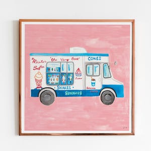 Puede incluir: Un camión de helados de estilo vintage pintado en azul y blanco con las palabras "Mister Softee" y "The Very Best" en el lateral. El camión tiene un fondo rosa y las palabras "Cones, Shakes, Sundaes" están escritas en el lateral.