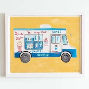 Puede incluir: Impresión enmarcada de un camión de helados con marco blanco. El camión es blanco y azul con las palabras "Mister Softee" y "Cones". El fondo es amarillo.