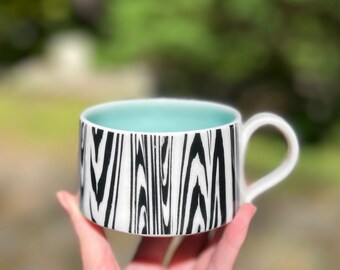 Handgemaakte keramische mok met zebrastrepen