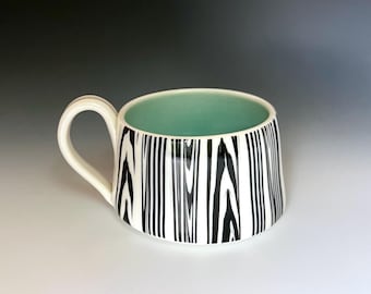 Handgemaakte keramische mok met zebrastrepen