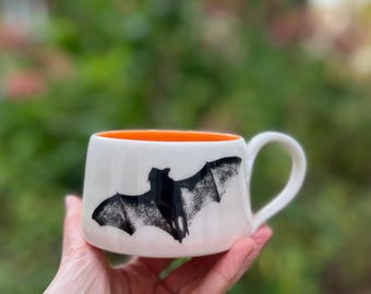 Taza de murciélago de porcelana hecha a mano