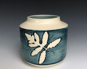 Vaso con boccioli in ceramica fatto a mano