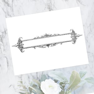 Könnte beinhalten: Ein schwarzer und weißer dekorativer Rahmen mit einem leeren Raum in der Mitte. Der Rahmen besteht aus komplizierten Wirbeln und Linien.