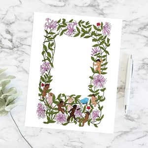 Könnte beinhalten: Ein weißer Hintergrund mit einem floralen Rahmen aus rosa und weißen Blumen und grünen Blättern. Kleine Kinder mit unterschiedlichen Hautfarben klettern an den Ranken.