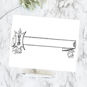 Puede incluir: Una pancarta imprimible en blanco y negro con un adorno decorativo en cada extremo. La pancarta está en blanco y lista para ser rellenada con texto.