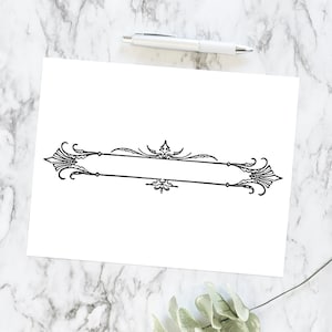 Puede incluir: Un borde decorativo en blanco y negro con un diseño simple y elegante. El borde presenta un adorno central y dos puntas de flecha estilizadas simétricas.