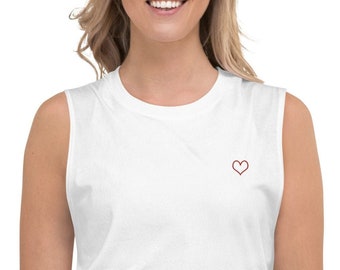 Camisa ajustada con contorno de corazón bordado
