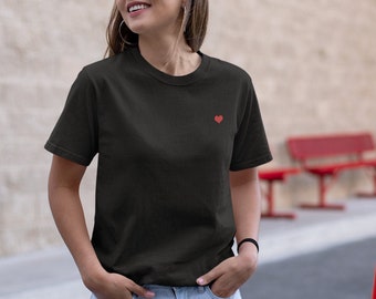 Camiseta negra unisex con bordado de un pequeño corazón rojo