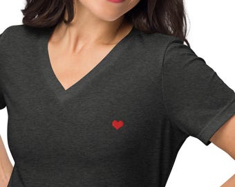 Camiseta de mujer con cuello en V y corazón bordado, color gris oscuro jaspeado.