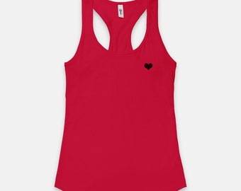 Corazón negro sobre una camiseta roja de tirantes - corazón estampado
