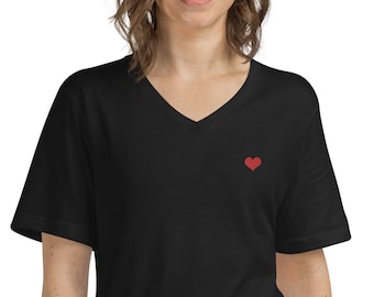 Camiseta unisex con cuello en V y corazón bordado