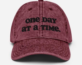 Gorra vaquera One Day at a Time de sarga de algodón color granate