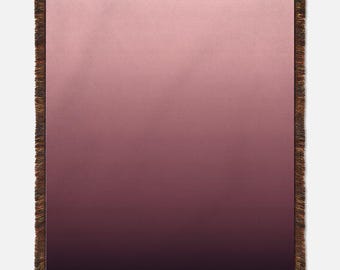 Manta tapiz tejida con efecto degradado color burdeos, 54" x 60".