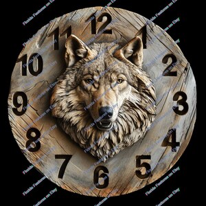 Peut inclure: Un cadran d'horloge en bois avec une tête de loup sculptée au centre. Le cadran de l'horloge a des chiffres romains pour les heures et une texture de grain de bois vieilli.