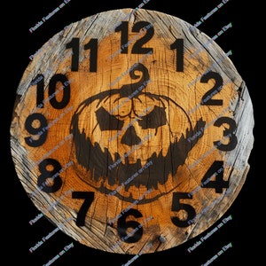 Op de afbeelding: Een houten klok met een uitgehouwen pompoen in het midden. De klok is geschilderd in tinten bruin en oranje, met zwarte cijfers rond de rand. De uitgehouwen pompoen is zwart en heeft een dreigende uitdrukking.