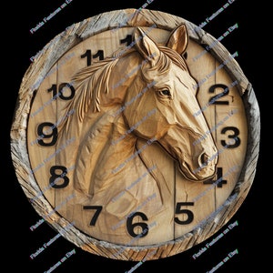 Puede incluir: Una esfera de reloj de madera con un diseño de cabeza de caballo tallado. La esfera del reloj es marrón y tiene números negros. La cabeza de caballo está tallada en un estilo realista y mira hacia la derecha. La esfera del reloj está rodeada por un marco de madera.