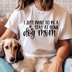Mamma di cani che resta a casa SVG, Mamma di cani SVG, Persona di cani SVG, Cane divertente SVG, Amante dei cani SVG, Salvataggio di cani SVG, Salvataggio di animali SVG, Genitore di cani SVG
