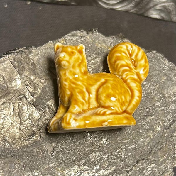 Figura única de hurón o ardilla cola de zorro