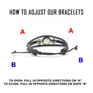 Puede incluir: Pulsera de cuero trenzado negro con cierre plateado. La imagen incluye instrucciones sobre c&oacute;mo ajustar la pulsera, con el texto "HOW TO ADJUST OUR BRACELETS". Las instrucciones explican c&oacute;mo abrir y cerrar la pulsera.