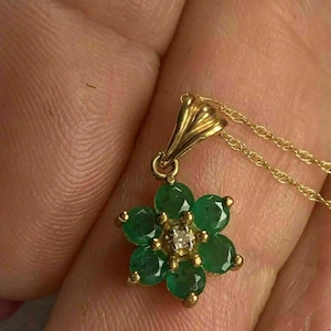 Collar con colgante de flor de esmeralda: detalle de diamante, acabado en oro amarillo de 14 quilates, cadena de 45 cm