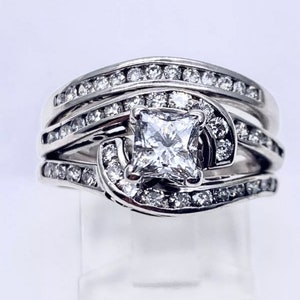 Set di fedi nuziali di fidanzamento in oro 14k con diamante a taglio Princess 7250 LEO da 1,60 CTW