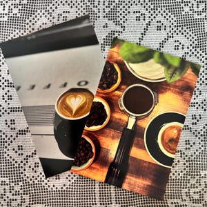 Puede incluir: Dos imágenes con temática de café. Una muestra un café con leche con espuma en forma de corazón en una taza negra. La otra muestra granos de café en pequeños cuencos naranjas, un portafiltro y una taza de café sobre una superficie de madera.