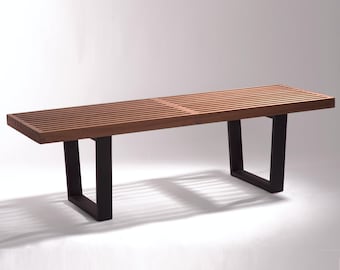 Banco de listones de nogal hecho a mano: Mesa de centro de estilo moderno de mediados de siglo