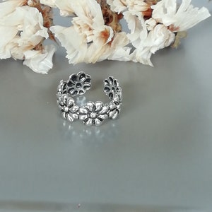 Sterling silver daisy ear cuff - Ear wrap - 925 silver cartilage cuff - Pretty flower cuff - Free size ear wrap - Bohemian jewelry - E70
