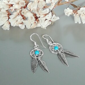 スターリングシルバーのドリームキャッチャーイヤリング - ボヘミアンイヤリング - シルバーとブルーのイヤリング - ワンダーラストジュエリー - カジュアルイヤリング - E85