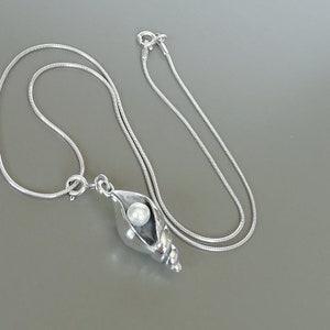 Pärla i snäckskal - Silversnäcka - Pärlhalsband - Vackert halsband - Snäckskalhänge i sterlingsilver - Halsband med hänge - PD794
