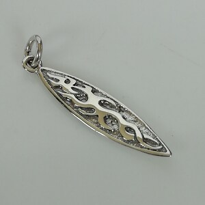 Silber Surfboard Charm - Surfboard Anhänger - Sterling Silber Boho Anhänger - Ozean Liebhaber - Unisex Halskette - Lustiges Geschenk Schmuck - PD613