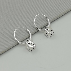 Argolas de dados em prata esterlina - Argolas com charme - Argolas minimalistas - Brincos de dados - Argolas de cartilagem - Argolas para presente divertido - E348
