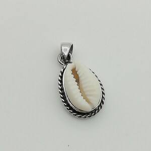 Äkta kaurisnäcksberlock | Snäckskalhänge i sterlingsilver | Strandberlock | Snäcksnäcksarmband | Boho-smycken | Snäcksnäckshalsband | PD438