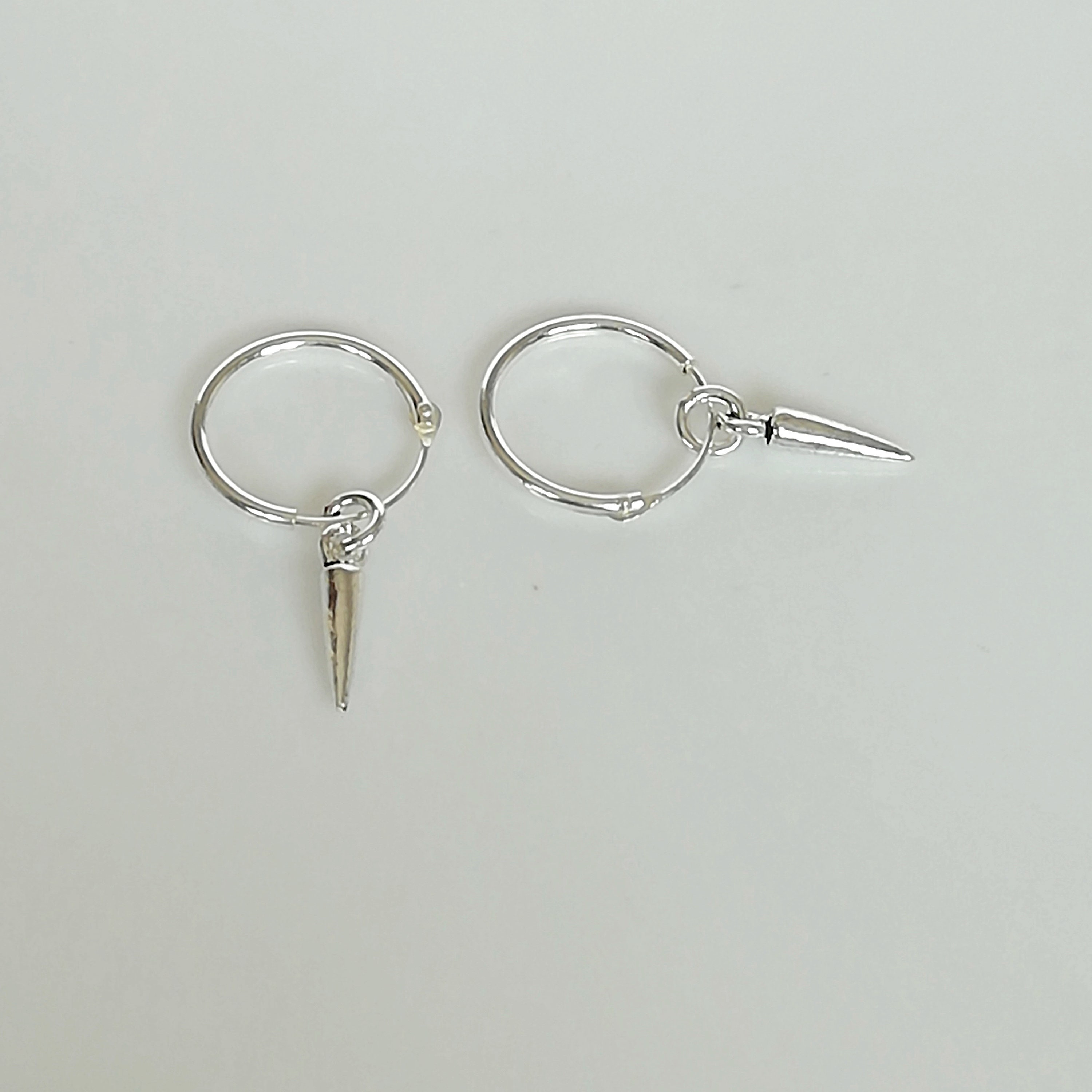 Orecchini a cerchio con punte - Ciondolo a punta in argento - Cerchi minimalisti - Cerchi da 12 mm - Orecchini a cerchio piccoli - Cerchi per cartilagine - Orecchino a cerchio aperto - E349 - Italia