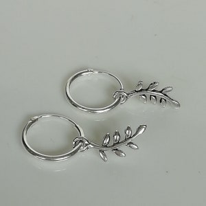 Argola com pingente de folhas – argolas de prata esterlina – argolas minimalistas – argolas de 12 mm – argola pequena – argolas de cartilagem – charme adicional – E513