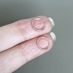 Roségouden oorringen - Body piercing hoepels - 10mm lichte huggie hoepels - Minimalistische hoepels - Roze vergulde 925 hoepels - Eenvoudige hoepels - E16p