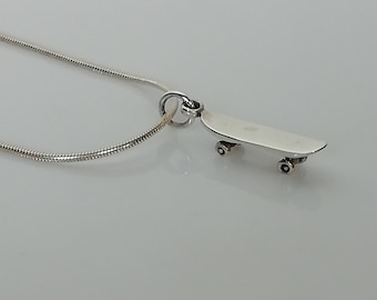 Sterling silver skateboard charm - Fun bohemian pendant - 925 silver charm - Silver pendant - Skate boarders gift - PD497