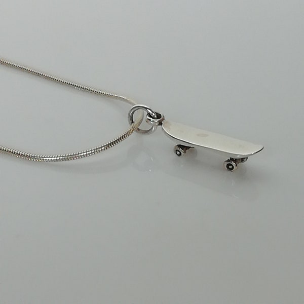 Charme skateboard en argent sterling - Pendentif boho amusant - Charme argent 925 - Pendentif argent - Cadeau skate boarders - PD497