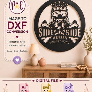 Può includere: Un'insegna da parete circolare nera con un bulldog stilizzato che indossa una corona sopra ossa incrociate, con il testo SIDE SIDE AUDIO e il numero 304 542-3308. Questo file digitale è disponibile nei formati AI, SVG e DXF.