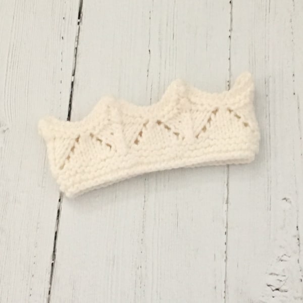 White baby crown, knitted baby crown, unisex baby shower gift, newborn photo prop