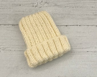 Crèmekleurige handgebreide geribde babymuts voor pasgeborenen of 0-3 maanden