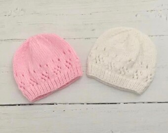 Set van twee handgebreide babymutsjes: roze en wit: newborn of 0-3 maanden