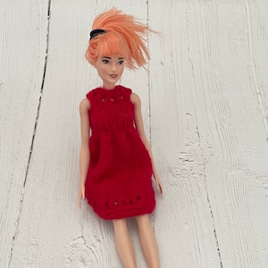Robe de poupée rouge tricotée à la main pour Barbie