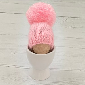 綿あめのピンクのエッグカバー、編み物のエッグカバー、クリーム色のエッグホルダー、イースターギフト、クリスマスプレゼント