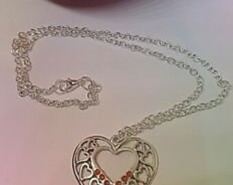 Beau grand multi-coeur Collier pendentif avec strass rouge.