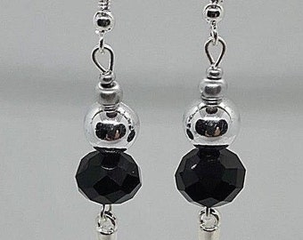 Boucles d’oreilles avec bicône noir et perles en argent de Spike. Crochets en argent 925